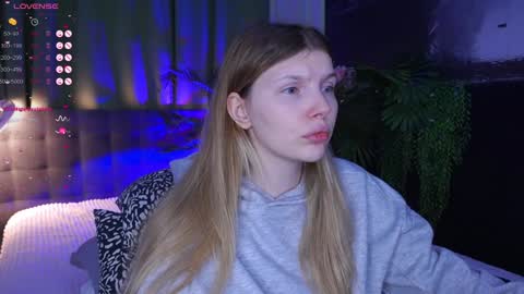 Snapshot of _aleksa chatting on December 6, 5:53 am Alexa online show from December 6, 5:53 am