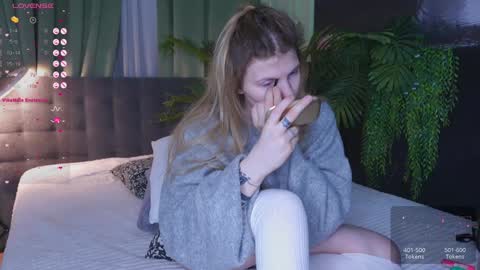 Snapshot of _aleksa chatting on December 4, 5:49 am Alexa online show from December 4, 5:49 am