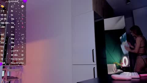 Mia online show from December 6, 9:10 am