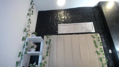 Mia online show from March 4, 1:28 pm