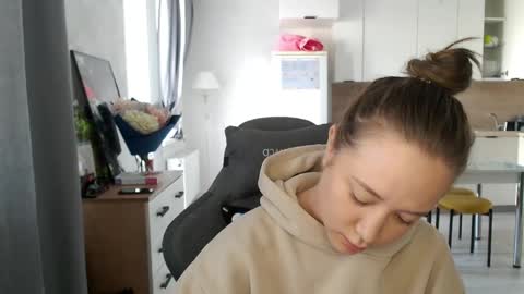 _lalune_ online show from April 15, 5:30 am