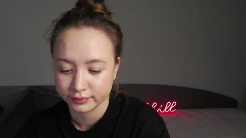 _lalune_ online show from December 2, 1:02 pm