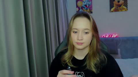 _lalune_ online show from February 12, 7:02 pm