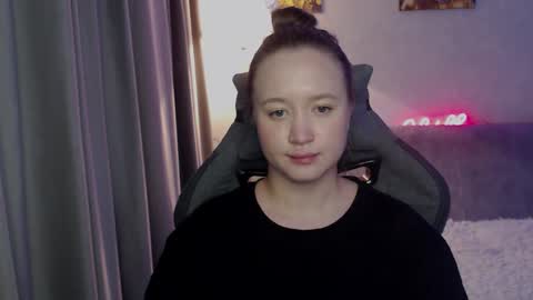 _lalune_ online show from October 10, 1:05 pm