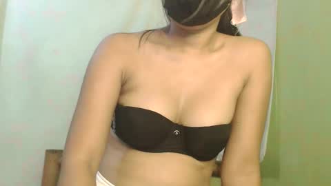 _lilies_gigi_ online show from December 17, 12:05 am