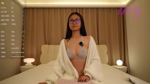 _lillilly_ online show from February 27, 4:45 am