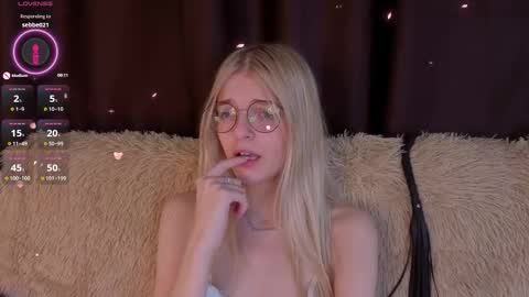 Monica online show from October 25, 5:09 pm