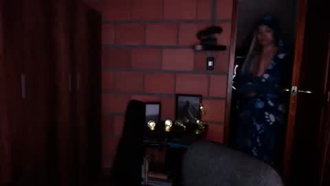 _lunablondie_ online show from February 4, 12:11 pm