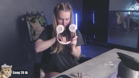 Debby  online show from October 20, 8:01 pm