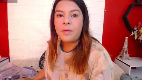 Laura online show from December 1, 6:32 pm