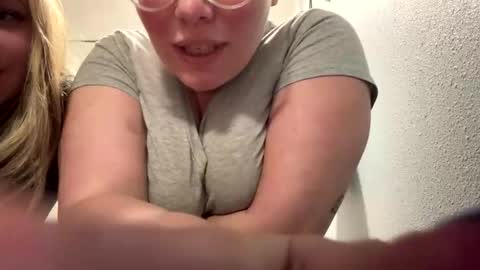 AlyssaTheMilf612 online show from April 13, 12:17 pm