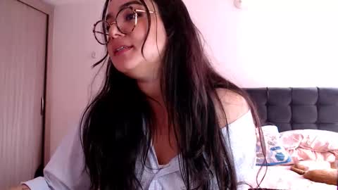 Leona  online show from December 5, 4:41 pm