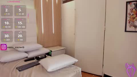 abril_snow online show from March 18, 9:20 pm