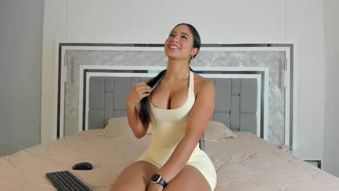 Abril Victoria online show from October 7, 1:43 am