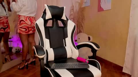 Sara online show from April 18, 7:07 pm