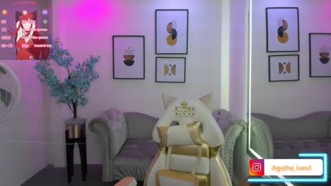 Snapshot of agatha_luxx chatting on September 19, 12:37 pm Agatha  online show from September 19, 12:37 pm
