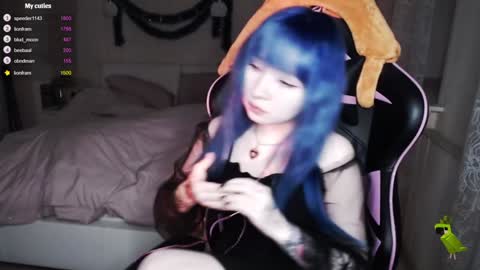 akirahartyx online show from December 18, 1:45 pm