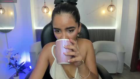 alana  online show from May 11, 6:49 pm