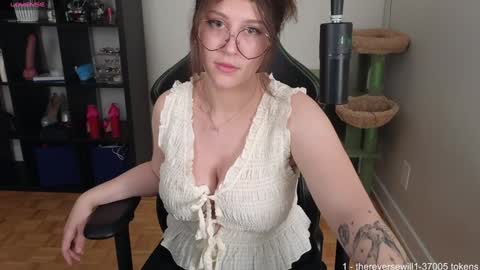 dont be afraid to click social media link its  working  just click on that  online show from September 26, 1:25 am