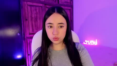 Snapshot of alicee_2 chatting on December 30, 6:05 pm Aliceee  ..   97YP9VWGZHrefnav wishlist lists 1 online show from December 30, 6:05 pm