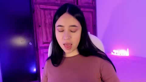 Snapshot of alicee_2 chatting on February 14, 5:03 pm Aliceee  ..   97YP9VWGZHrefnav wishlist lists 1 online show from February 14, 5:03 pm