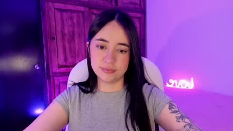 Snapshot of alicee_2 chatting on December 19, 8:13 pm Aliceee  ..   97YP9VWGZHrefnav wishlist lists 1 online show from December 19, 8:13 pm