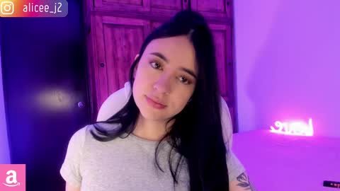 Snapshot of alicee_2 chatting on February 19, 5:06 pm Aliceee  ..   97YP9VWGZHrefnav wishlist lists 1 online show from February 19, 5:06 pm