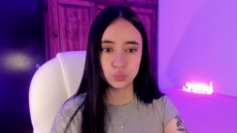 Snapshot of alicee_2 chatting on January 21, 5:09 pm Aliceee  ..   97YP9VWGZHrefnav wishlist lists 1 online show from January 21, 5:09 pm