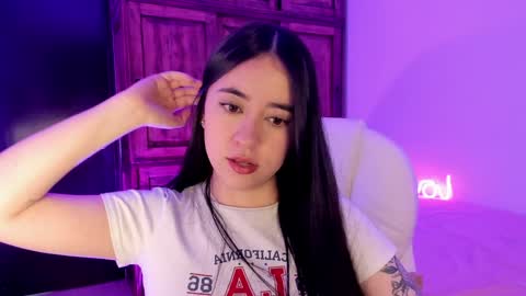Snapshot of alicee_2 chatting on January 5, 9:14 pm Aliceee  ..   97YP9VWGZHrefnav wishlist lists 1 online show from January 5, 9:14 pm