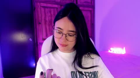 Snapshot of alicee_2 chatting on February 7, 9:47 am Aliceee  ..   97YP9VWGZHrefnav wishlist lists 1 online show from February 7, 9:47 am