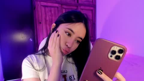 Snapshot of alicee_2 chatting on February 8, 3:53 pm Aliceee  ..   97YP9VWGZHrefnav wishlist lists 1 online show from February 8, 3:53 pm
