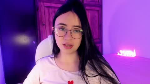 Snapshot of alicee_2 chatting on February 5, 4:37 pm Aliceee  ..   97YP9VWGZHrefnav wishlist lists 1 online show from February 5, 4:37 pm