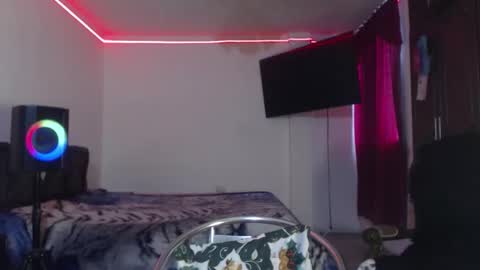 aliceesmiths online show from February 19, 6:18 pm