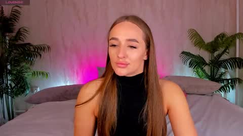 Mia online show from September 29, 1:22 am