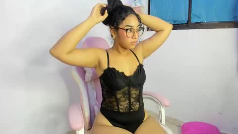 Snapshot of alicie_sexy_hot_20 chatting on October 30, 7:44 am ana online show from October 30, 7:44 am