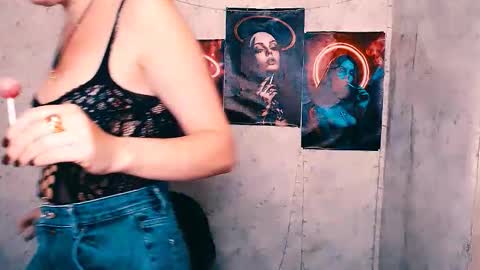 Snapshot of alinafrey_ chatting on October 22, 6:07 am Alina online show from October 22, 6:07 am