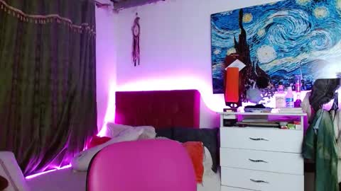 Snapshot of alissesallie_ chatting on October 24, 2:07 am alissesallie_ online show from October 24, 2:07 am