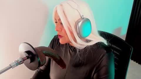 Aliyahs stone online show from October 31, 1:04 pm