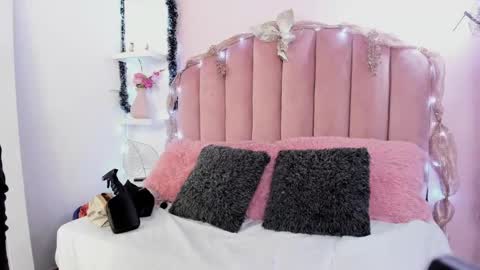 hi im amber  online show from December 12, 11:07 am