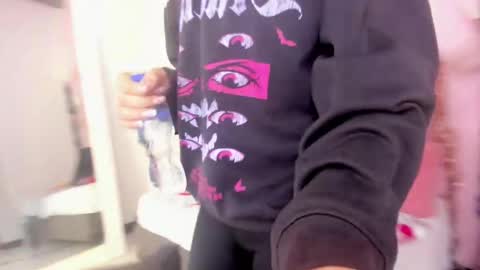 hi im amber  online show from January 17, 12:21 pm