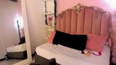 hi im amber  online show from January 3, 12:19 pm