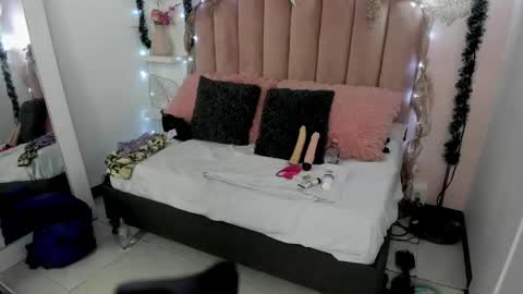 hi im amber  online show from December 16, 12:38 pm