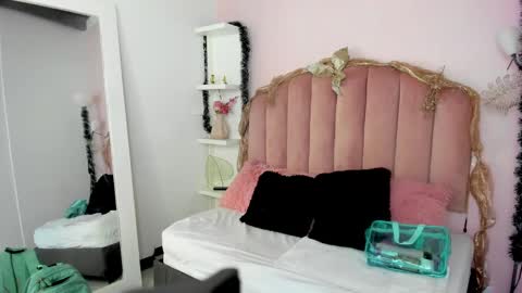 hi im amber  online show from January 9, 10:52 am