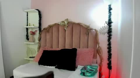 hi im amber  online show from January 8, 12:15 pm