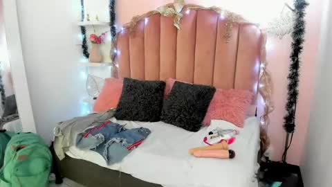 hi im amber  online show from December 27, 12:23 pm