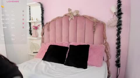 hi im amber  online show from February 7, 11:45 am