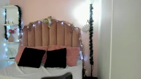 hi im amber  online show from January 6, 12:13 pm