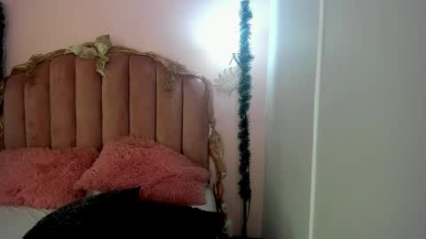 hi im amber  online show from December 29, 12:45 pm