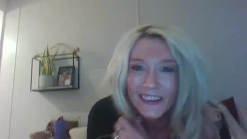 Kaligirll online show from November 23, 9:22 am