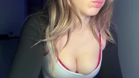 Snapshot of ameliacooperxxx chatting on March 10, 9:29 pm ameliacooperxxx online show from March 10, 9:29 pm